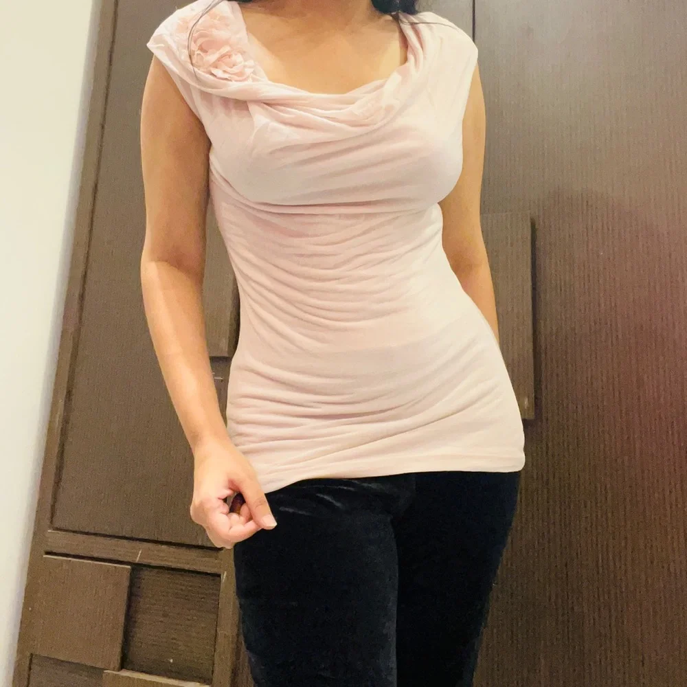 H&M light pink flower detailing top - Picture 2 of 8